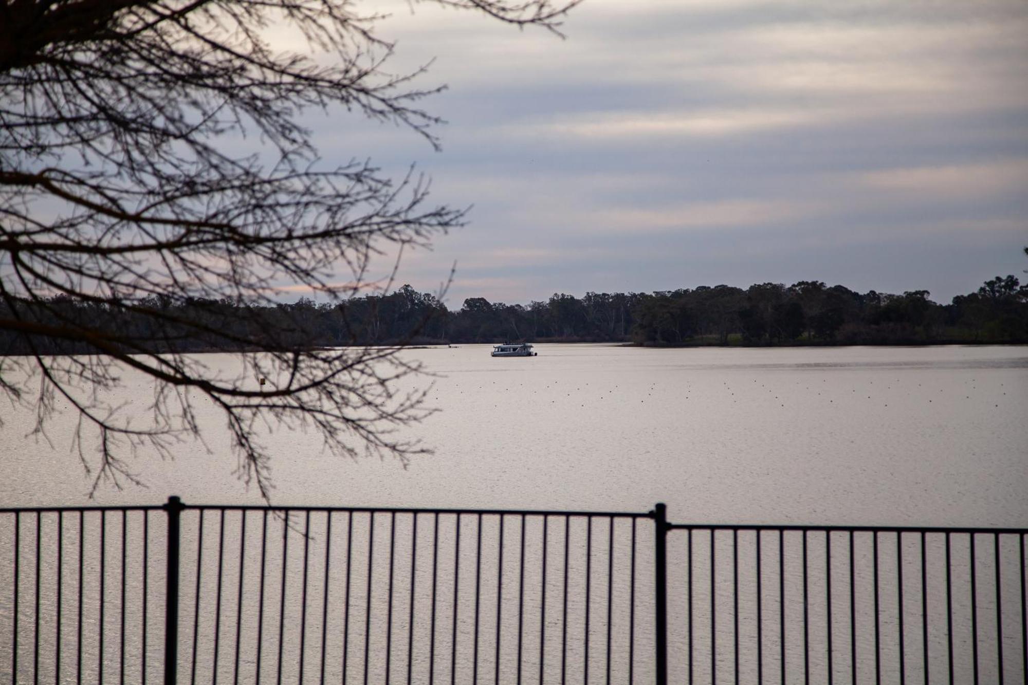 Nagambie Waterfront Motel Bagian luar foto